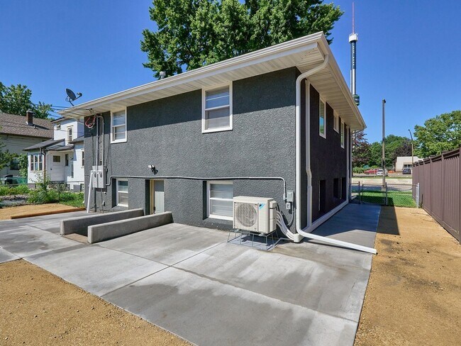 Building Photo - Duplex in Saint Paul