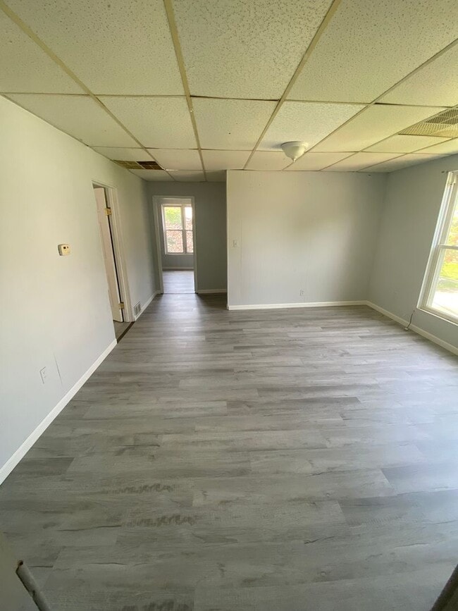 Building Photo - Light and bright 2BR up near downtown and AHN St. Vincent