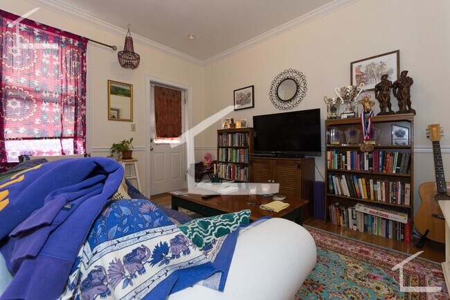 Building Photo - Beautiful, sunny, renovated 1 bed near Gre...
