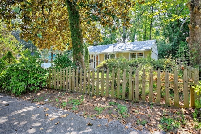 Building Photo - Fully Furnished Home with an Incredible Mi...
