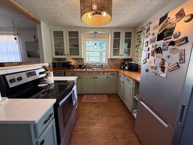 Building Photo - Cozy Two-Bedroom Furnished Bungalow