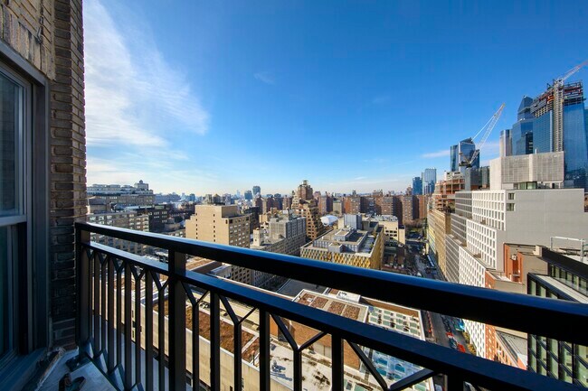 Building Photo - STUNNING, RENOVATED, LG 1 BED W/ BALCONY