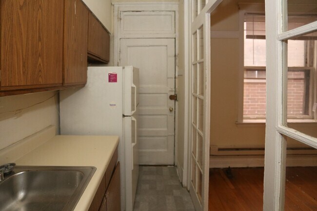 Building Photo - 710 W Barry Ave