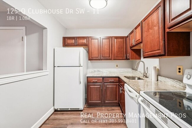 Foto del edificio - 125-Q Clubhouse Dr SW-11