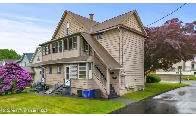 Building Photo - 215 Bellman St