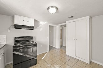 Building Photo - 203 W Hart Ave