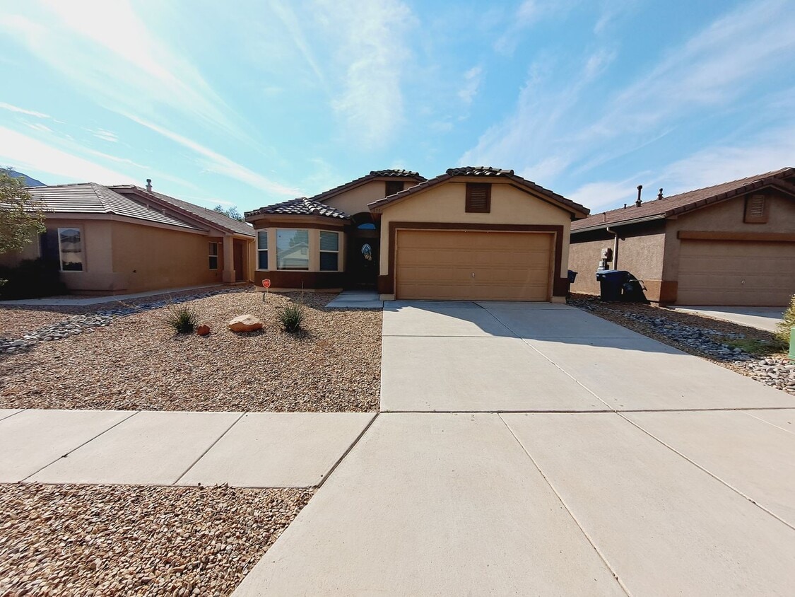 Foto principal - Cute 3 bed 2 bath home