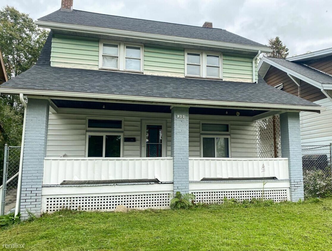 4 br, 2 bath House 212 E Auburndale Ave House Rental in Youngstown