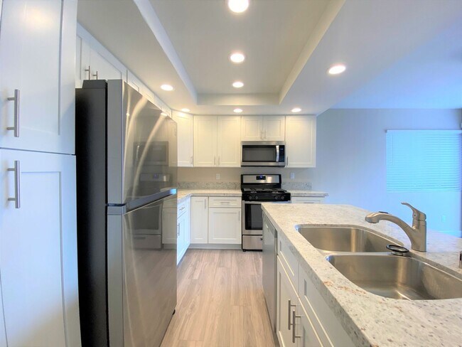 Foto del edificio - REMODELED Condo in Melrose Park!