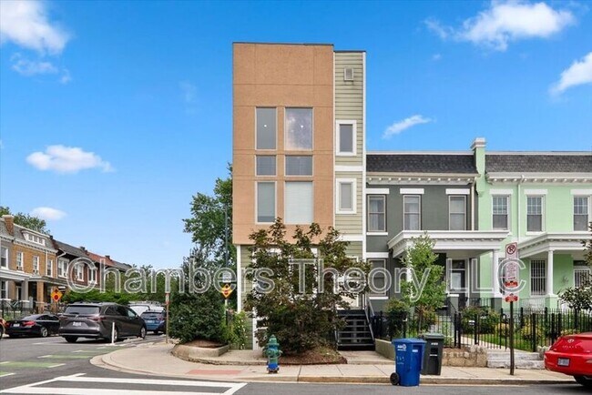 Foto del edificio - 471 Luray Pl NW