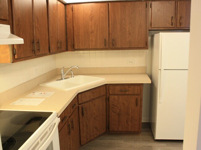 Building Photo - 11030 S 76th Ave