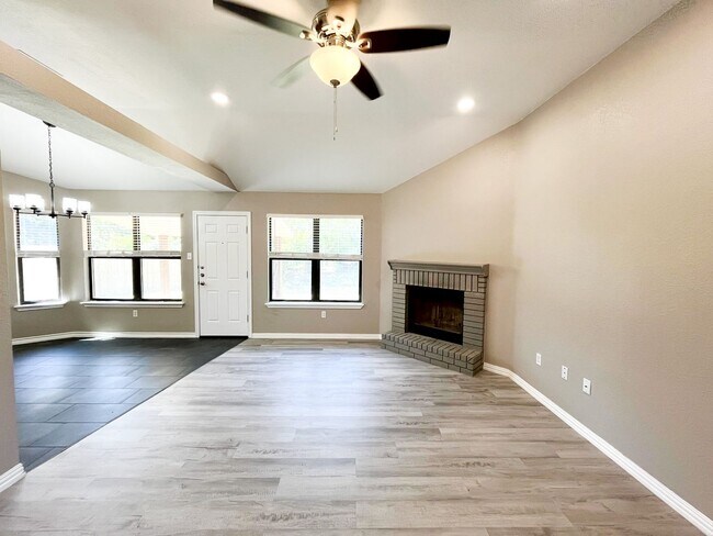 Foto del edificio - Available NOW!!!! This charming 1 story, 3 bedroom, 2 bath house could be your next home! Beautif...