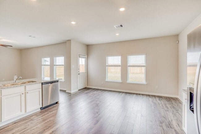 Building Photo - 400 Lynn Lotus Dr