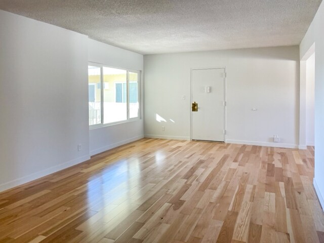 Primary Photo - 16655 Vanowen St