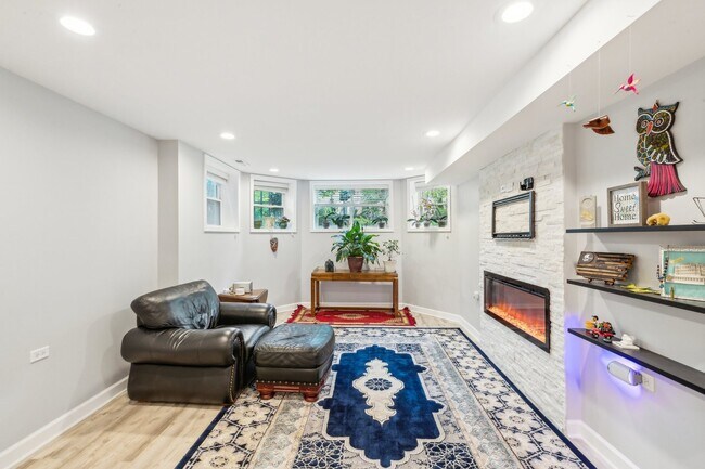 Building Photo - 1135 W Farwell Ave