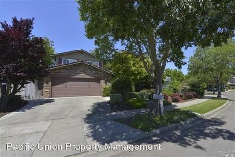 Primary Photo - 1011 Round Hill Cir