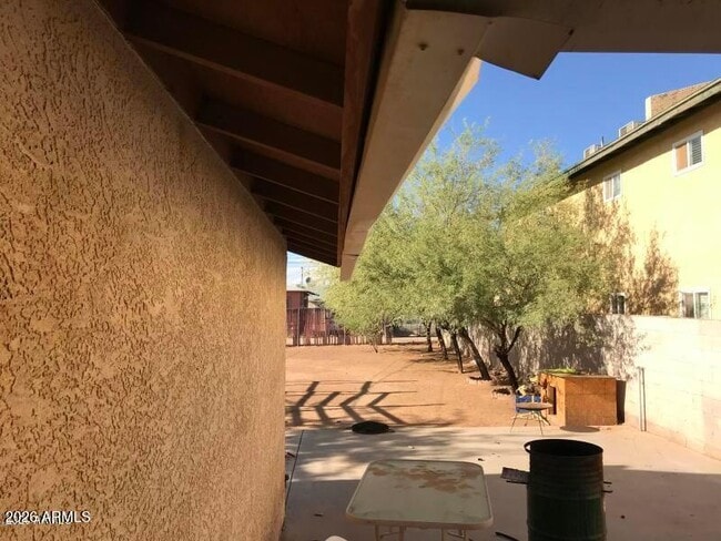 Building Photo - 710 W 11th St