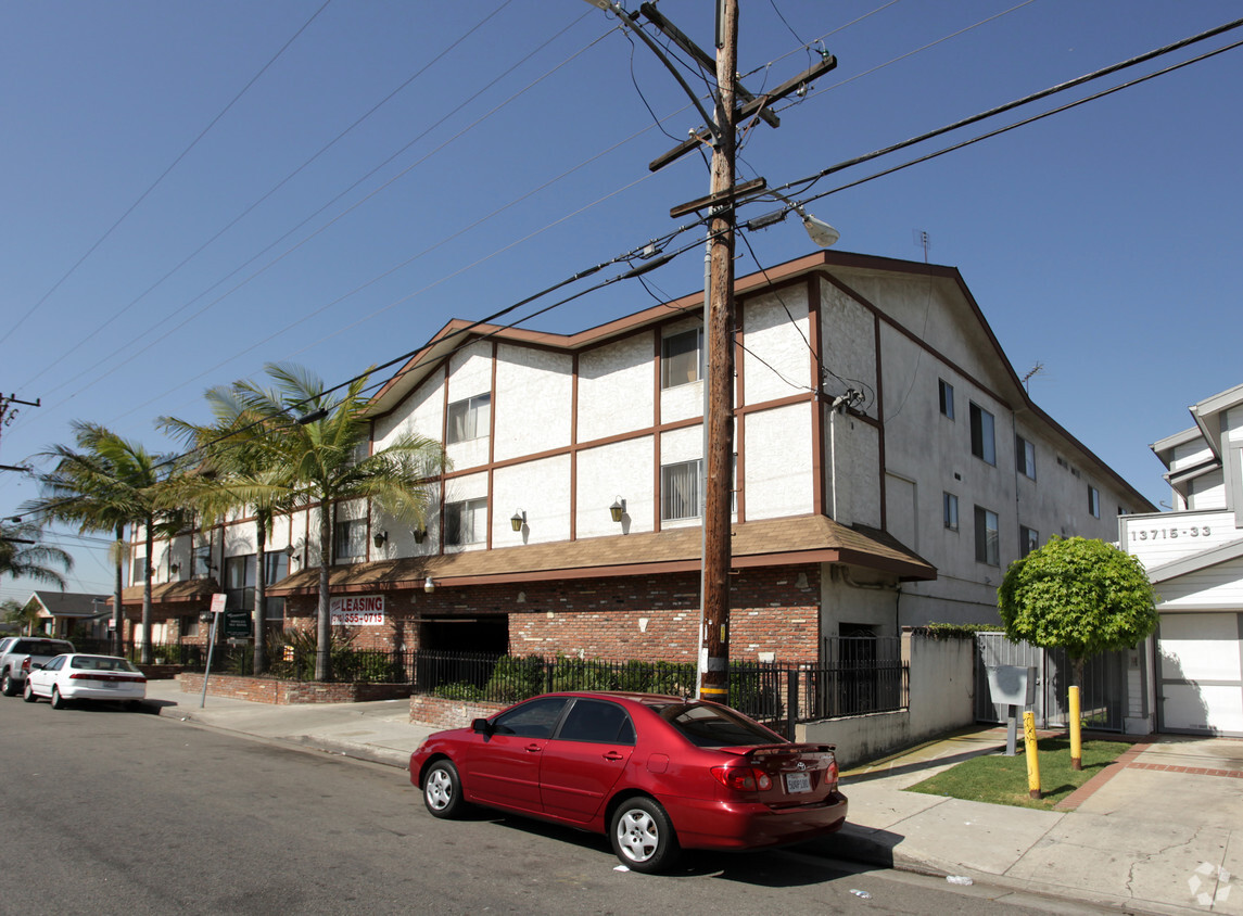 Primary Photo - Crescent Apartments