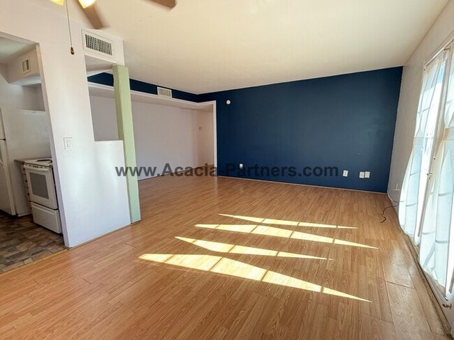 Building Photo - Two Bedroom Townhome