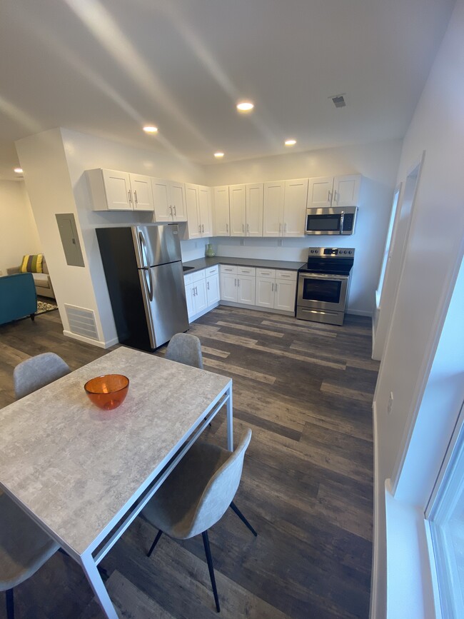 Kitchen & dinning room - 11634 Madison Ave
