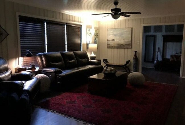 Foto del edificio - Spacious 3-Bedroom Brick Home with Firepla...