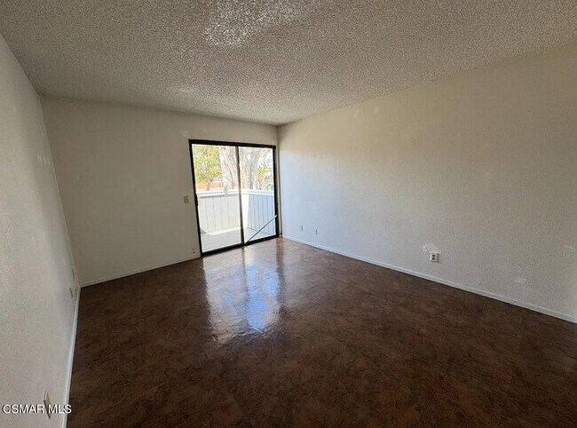 Foto del edificio - 5117 Longfellow Way