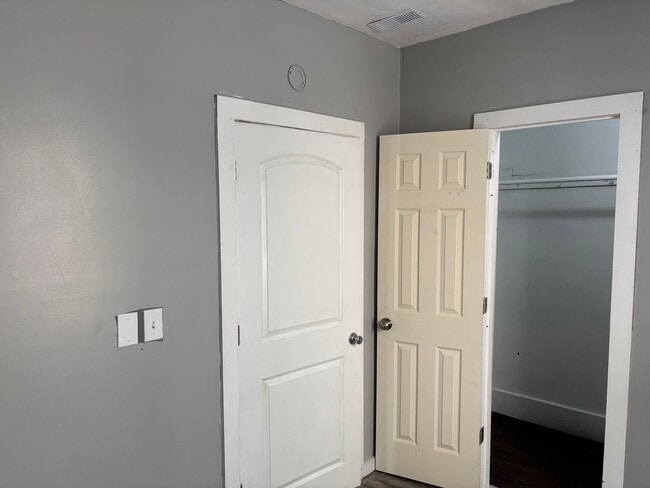 Building Photo - 2 Bedroom House