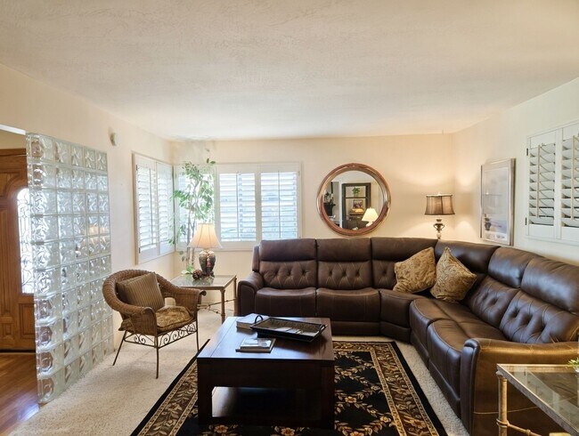 Foto del edificio - Furnished Single Story Home West of the Freeway