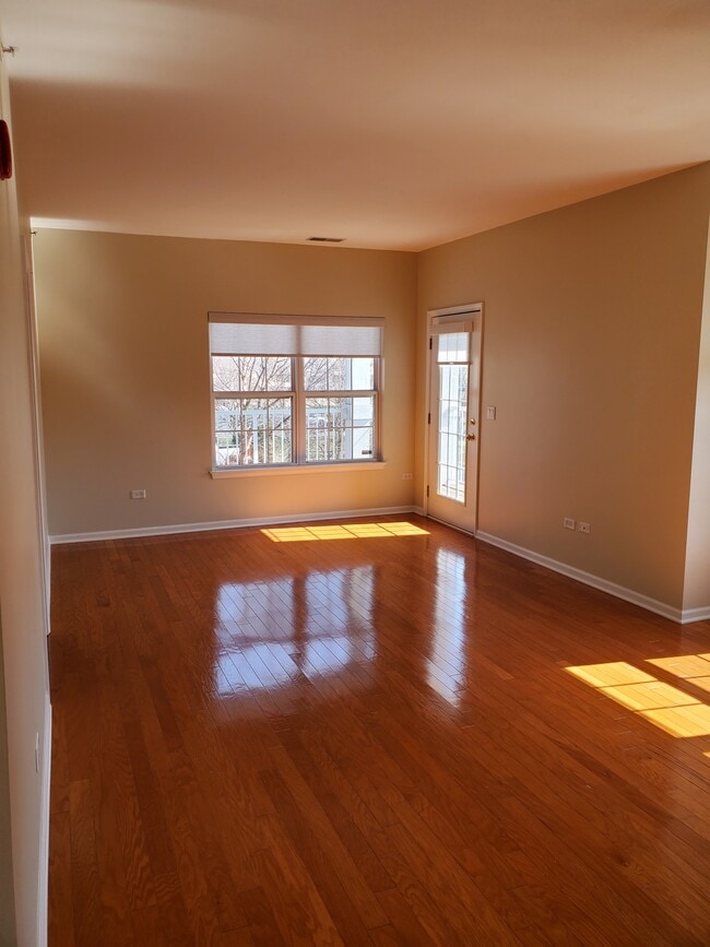 Living Area - 1267 W Lake St