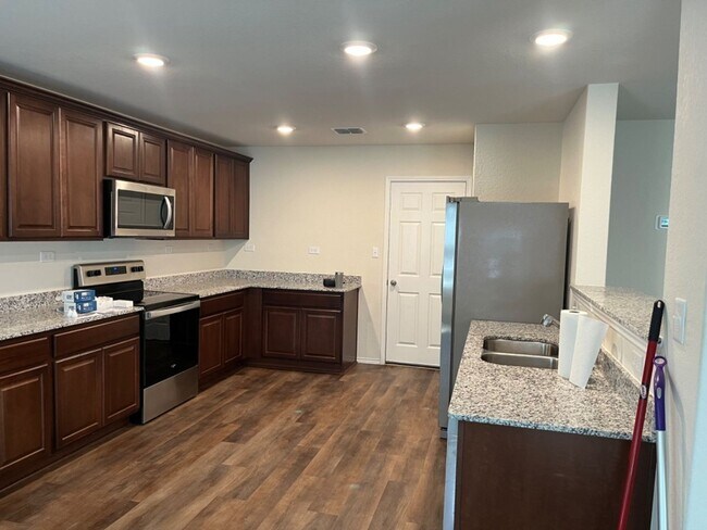 Building Photo - Charming 3BR House in San Antonio