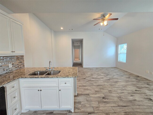 Foto del edificio - 4410 Larkspur St