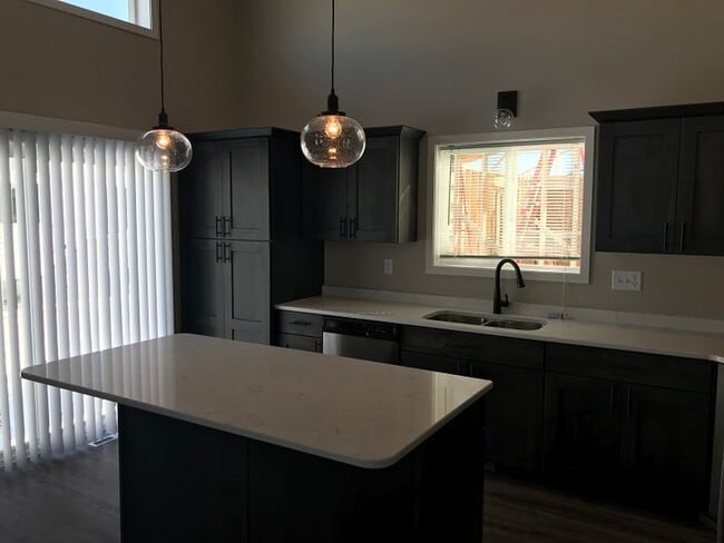 Building Photo - 3 Bed 3 Bath
