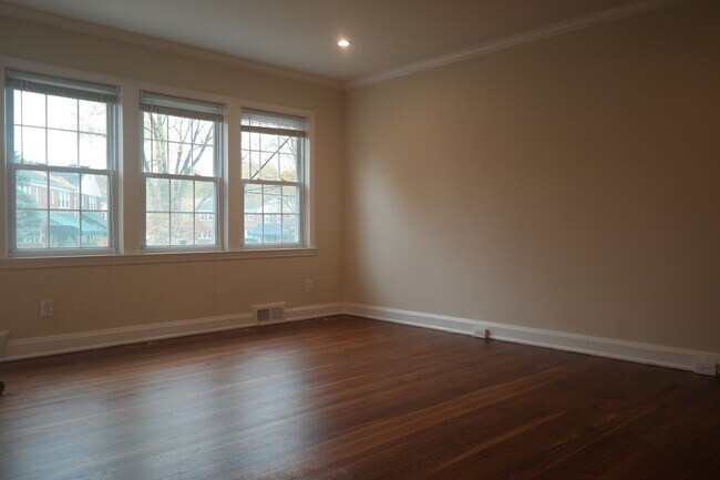 Building Photo - Beautifully Renovated 3 Bedroom Townhome -...
