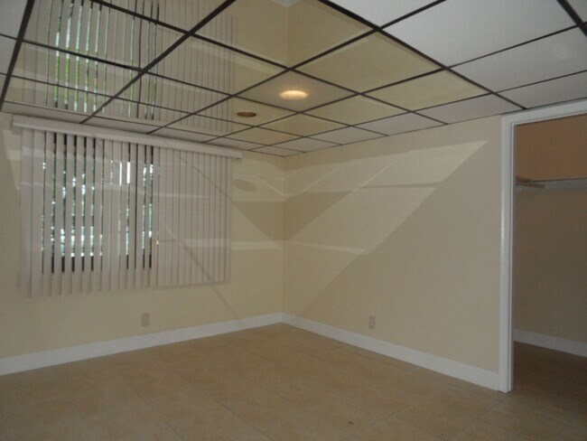 Building Photo - 2724 - YEAA Duplex