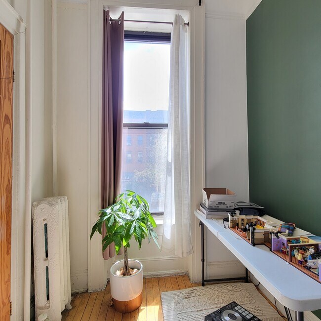 Building Photo - Spacious 2 bedroom with old charm