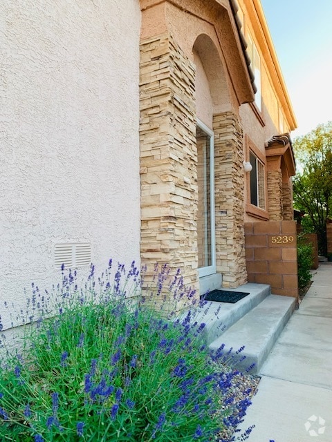 Building Photo - 5239 Na Pali St NE