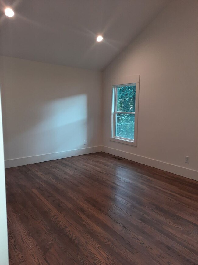 Building Photo - Fenced Ranch Home in Downtown Raleigh!