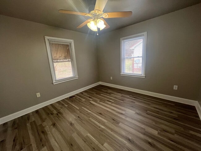 Building Photo - 401 Tulip Dr