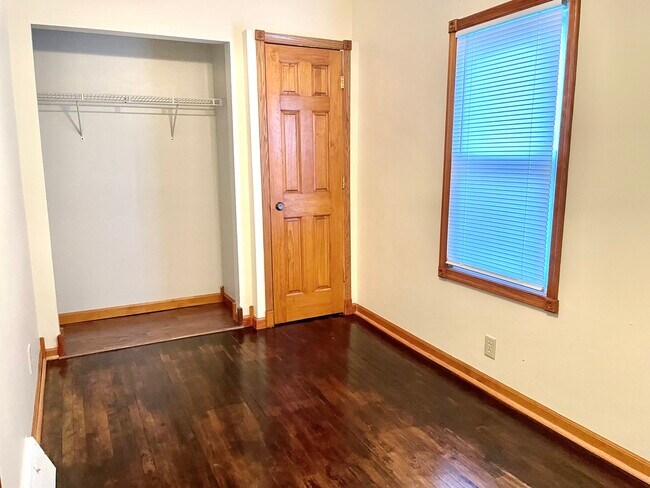 Building Photo - 751 Creve Coeur St