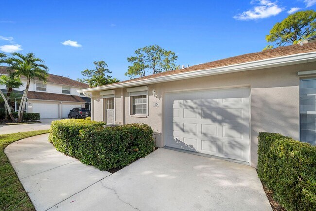 Foto del edificio - Annual Rental in Briarwood - 3 Bed 2 Bath Condo