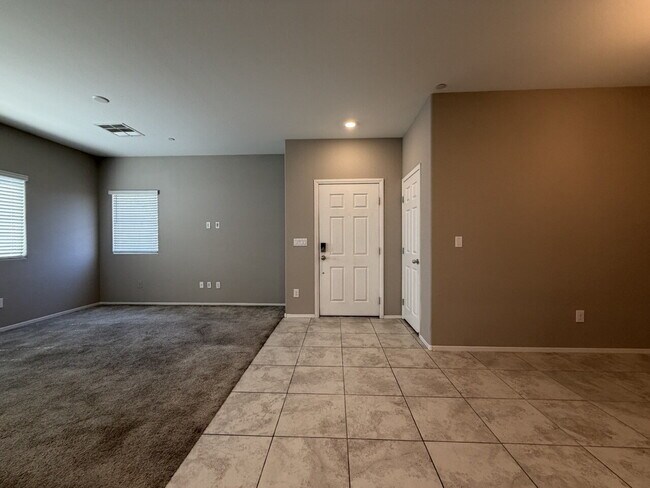 Foto del edificio - GATED 3 BED 3 BATH 2 CAR GARAGE TOWNHOUSE W/ BED AND BATH DOWNSTAIRS + LOFT & YARD. COMMUNITY FEA...