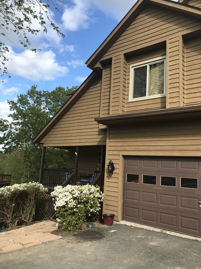 Building Photo - 10391 Meadowlake Cir
