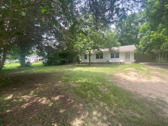 Building Photo - Newly Remodeled!