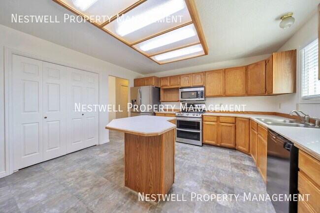 Building Photo - 716 S 1500 E St