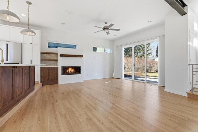 Foto del edificio - 4 blocks to Sloans Lake! immaculate home with large yard and garage