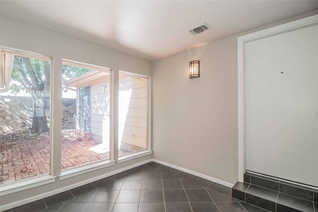 Foto del edificio - Amazing 2 Bed, 1.5 Bath- Half of Duplex Av...