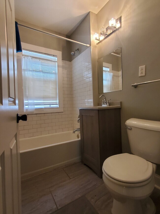 Building Photo - Upper Level Duplex in Minneapolis with 2 b...