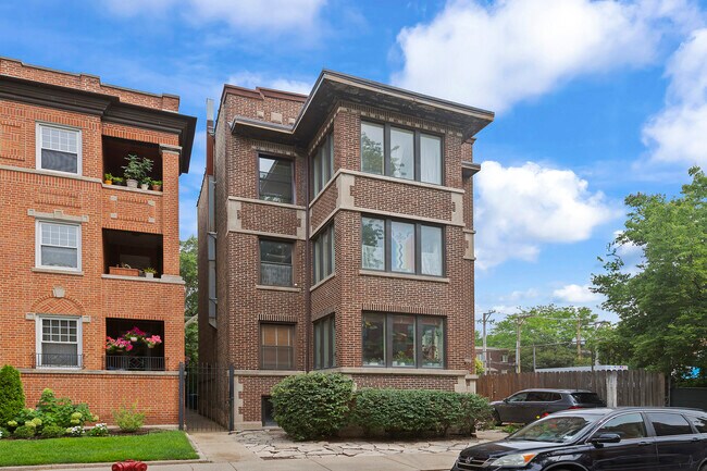 Exterior - 824 W Gunnison St