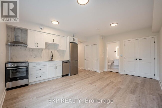 Building Photo - 360-360 Lacasse Ave