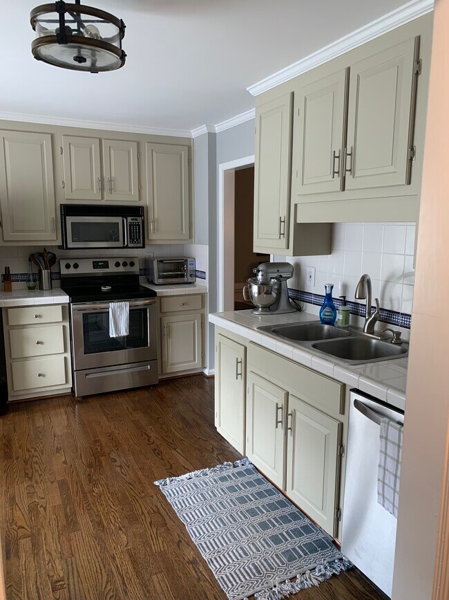 Building Photo - 515 Towergate Pl
